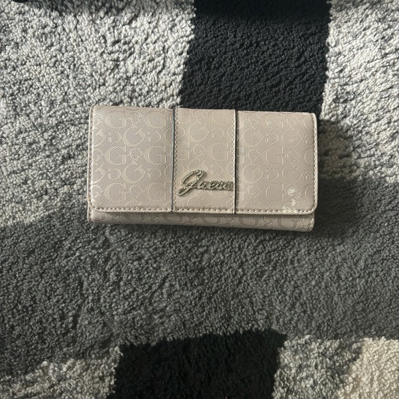 GUESS Elegant Gray Wallet Case - Picture 1 of 1